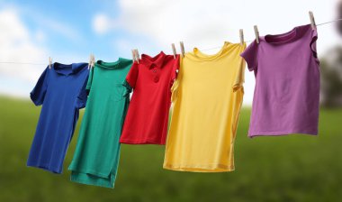 Çamaşır ipinde kuruyan farklı tişörtler, afiş tasarımı.