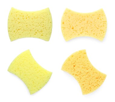 Farklı sarı süngerler beyaza izole edilmiş, üst görünüm