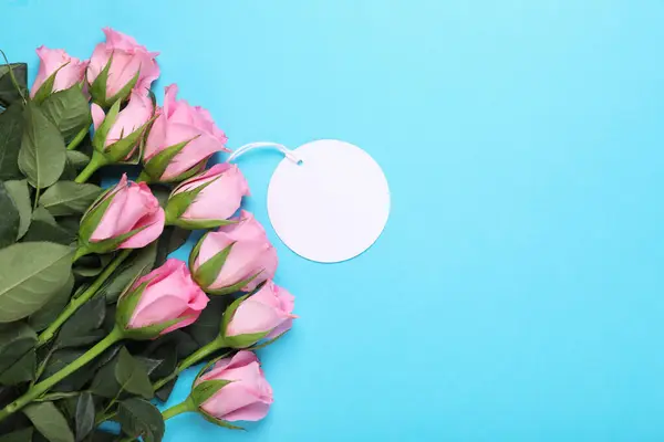 Χαρούμενη Γιορτή Της Μητέρας Όμορφα Τριαντάφυλλα Ετικέτα Γαλάζιο Φόντο Κορυφαία — Φωτογραφία Αρχείου