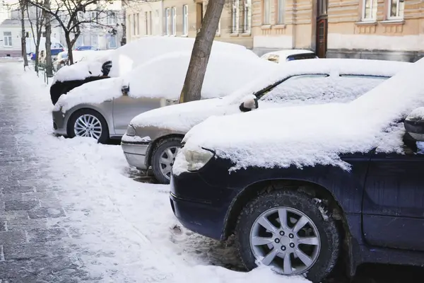 Zaparkowane Samochody Pokryte Śniegiem Ulicy Miasta Zimie — Zdjęcie stockowe
