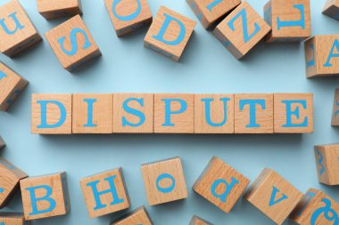 Açık mavi arkaplan üzerinde tartışmalı sözcük küpleri, düz yatıyordu