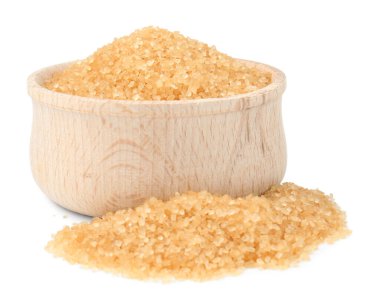 kase üzerinde beyaz izole kahverengi şeker