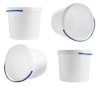 Kapakları beyaza izole edilmiş plastik kovalar, set