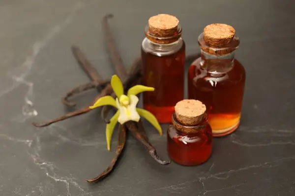 Aromatische Vanille Extract Peulen Bloem Zwarte Tafel Close — Stockfoto