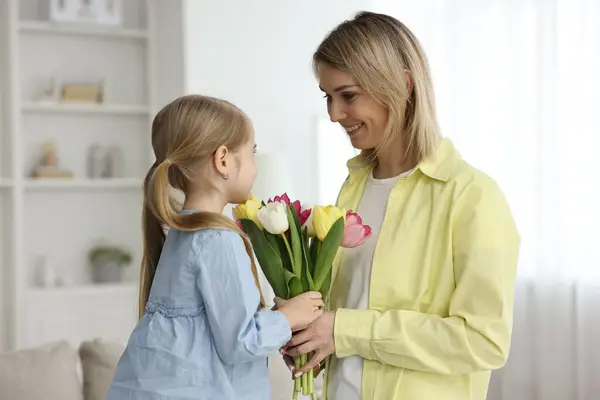 Malá Dcera Blahopřeje Své Matce Kyticí Tulipánů Doma Šťastný Den — Stock fotografie