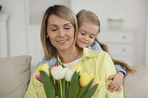 Malá Dcera Blahopřeje Své Matce Kyticí Krásných Tulipánů Doma Šťastný — Stock fotografie