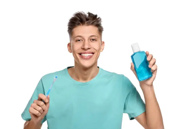 白い背景にマウスウォッシュと歯ブラシを持つ若い男 — ストック写真