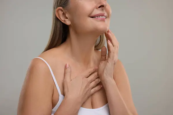 Ώριμη Γυναίκα Υγιές Δέρμα Γκρι Φόντο Closeup — Φωτογραφία Αρχείου
