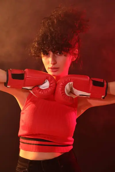 Krásná Mladá Žena Boxerskými Rukavicemi Barevném Pozadí Neonových Světlech Kouři — Stock fotografie
