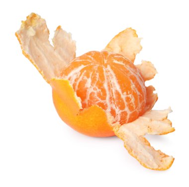 Taze, olgun bir mandalina beyazda izole edilmiş.