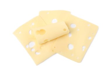 Lezzetli taze peynir dilimleri beyaza izole edilmiş, üst manzara