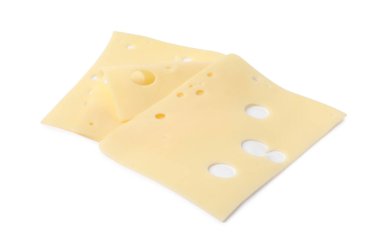 Lezzetli taze peynir dilimleri beyaz üzerine izole edilmiş.