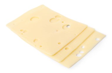 Lezzetli taze peynir dilimleri beyaz üzerine izole edilmiş.