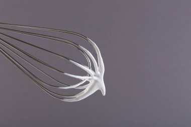 Gri arka planda krem şantili çırpma çırpma, yakın plan. Metin için boşluk