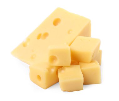 Beyaz üzerinde izole taze lezzetli peynir kesme