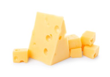 Beyaz üzerinde izole taze lezzetli peynir kesme