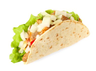 Et, sebze ve beyaz üzerine izole edilmiş limon dilimli lezzetli taco.