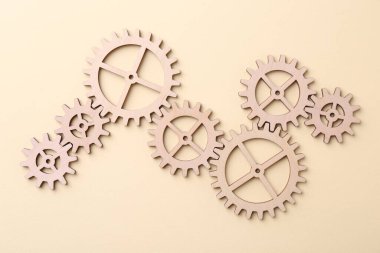 İş süreci organizasyonu ve optimizasyonu. Bej arkaplan ve üst görünüm üzerinde ahşap şekiller ile şema