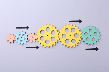 İş süreci organizasyonu ve optimizasyonu. Ahşap şekiller ve arkaplandaki oklarla en üst görünüm şeması