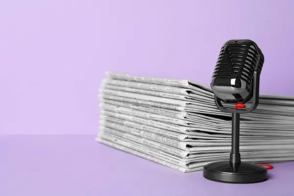 Kranten Vintage Microfoon Licht Violette Achtergrond Ruimte Voor Tekst Journalistenwerk — Stockfoto