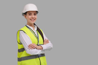 Gri arkaplanda sert şapkalı mühendis, metin için boşluk