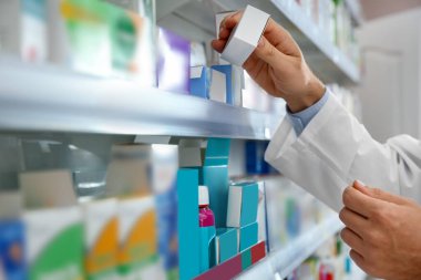 Modern eczanede tıbbı olan profesyonel eczacı, yakın plan.