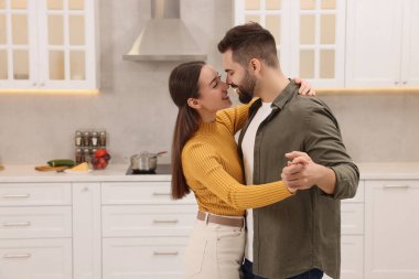 Mutfakta dans eden mutlu çift.