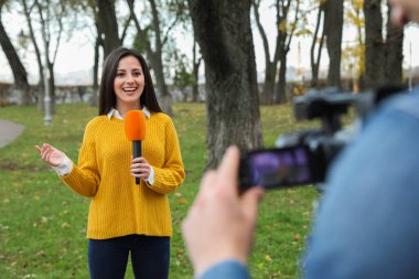 Park 'ta çalışan genç gazeteci ve video operatörü