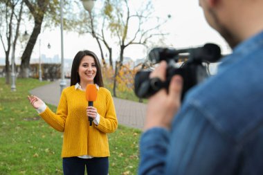 Park 'ta çalışan genç gazeteci ve video operatörü