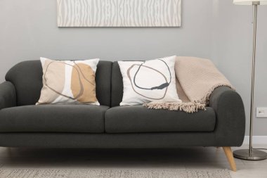 Yumuşak yastıklar ve battaniyeler evin içinde.