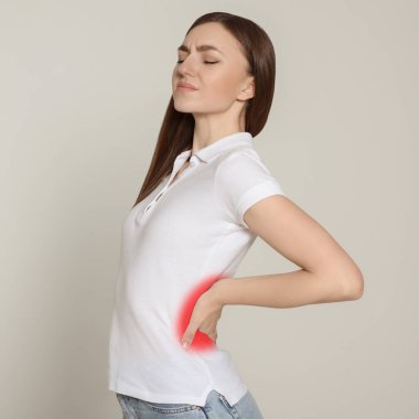 Arka planda romatizmadan muzdarip bir kadın.