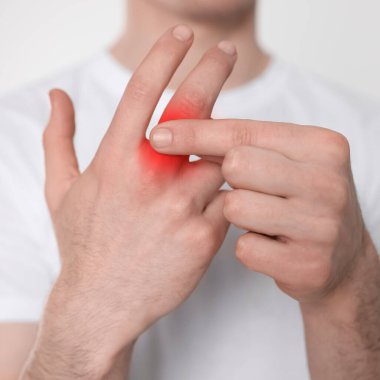 Arka planda romatizmadan muzdarip bir adam, yakın plan.