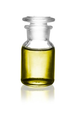 Beyaz üzerine sarı sıvı izole edilmiş bir reaktif şişe. Laboratuvar camları.