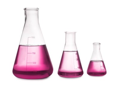 Beyaz üzerine pembe sıvı izole edilmiş konik matara. Laboratuvar camları.