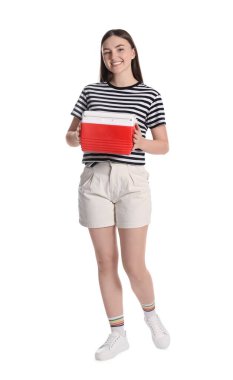 Beyaz tenli, plastik kutulu mutlu genç kadın.