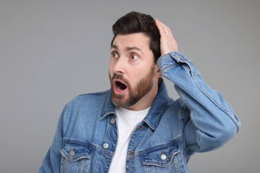 Gri arka planda sürpriz adam portresi