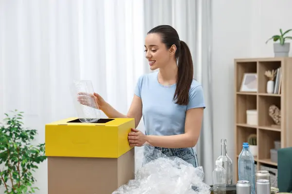 Mülltrennung Lächelnde Frau Wirft Plastikbehälter Pappkiste Zimmer — Stockfoto