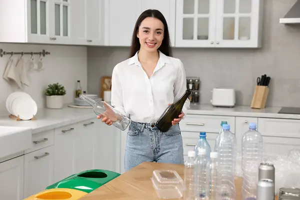 Mülltrennung Lächelnde Frau Mit Glasflaschen Der Küche — Stockfoto