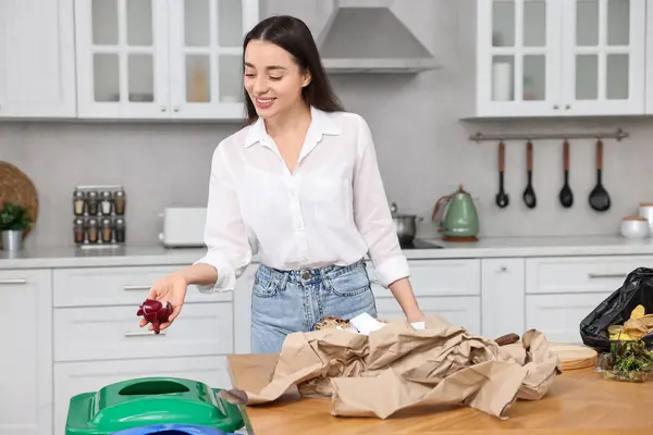 Mülltrennung Lächelnde Frau Wirft Zwiebelschalen Küche Mülleimer — Stockfoto