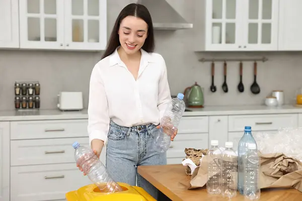 Mülltrennung Lächelnde Frau Wirft Plastikflasche Küche Mülleimer — Stockfoto