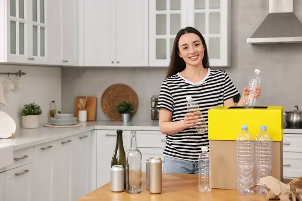 Lächelnde Frau Beim Mülltrennen Der Küche Raum Für Text — Stockfoto