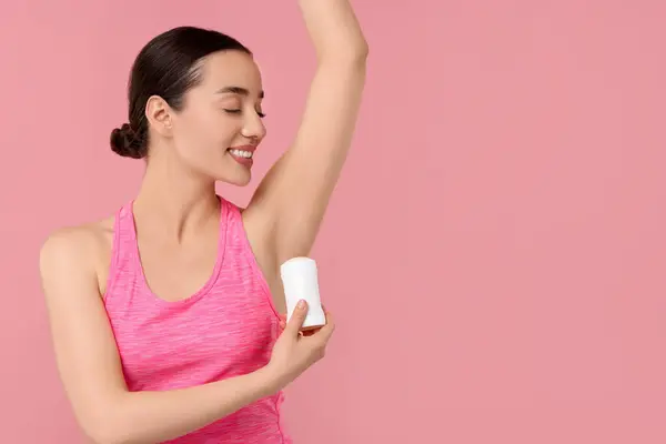 Piękna Kobieta Stosująca Dezodorant Różowym Tle Miejsce Tekst — Zdjęcie stockowe