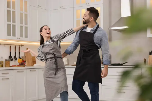 Šťastný Krásný Pár Tančí Spolu Kuchyni — Stock fotografie