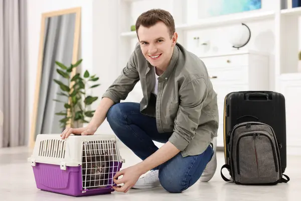Ταξιδέψτε Κατοικίδιο Άντρας Κλείνοντας Φορέα Γάτα Στο Σπίτι — Φωτογραφία Αρχείου