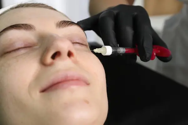 Kosmetolog Podávající Pacientovi Injekce Obličeje Uvnitř Detailní Záběr Kosmetická Chirurgie — Stock fotografie