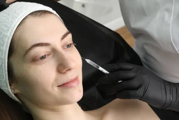 Kosmetolog Dává Pacientovi Injekci Obličeje Detailní Záběr Kosmetická Chirurgie — Stock fotografie