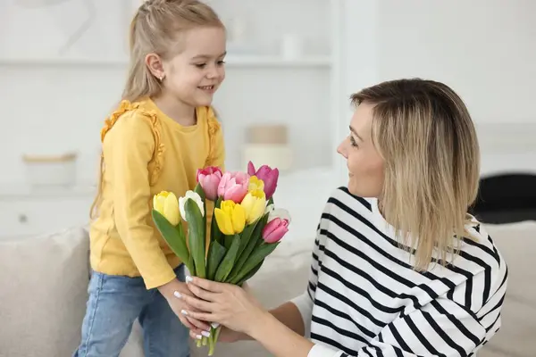 Malá Dcera Blahopřeje Své Matce Kyticí Krásných Tulipánů Doma Šťastný — Stock fotografie