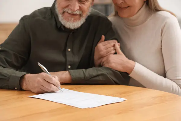 Pareja Mayor Firmando Última Voluntad Testamento Mesa Madera Interior Primer — Foto de Stock