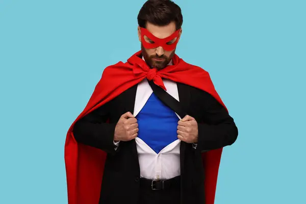 Zelfverzekerde Zakenman Draagt Superheld Kostuum Onder Pak Lichtblauwe Achtergrond — Stockfoto
