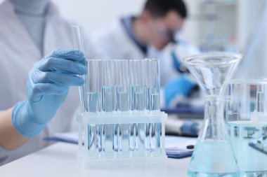 Laboratuvarda numunelerle çalışan bilim adamları. Tıbbi araştırma